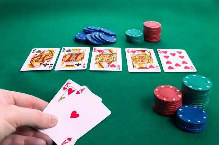 Live dealer table on mobile phone showing real-time Premier League scoreline in sidebar